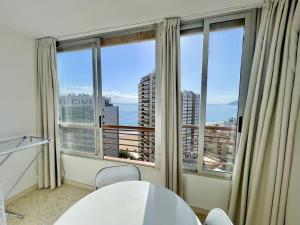 Pokój z dużym oknem z widokiem na ocean w obiekcie TORRE VALENCIA APARTMENT w mieście Benidorm