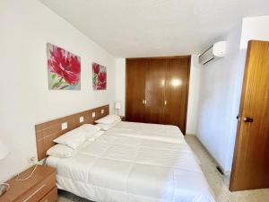 Łóżko lub łóżka w pokoju w obiekcie TORRE VALENCIA APARTMENT