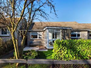 una casa con un patio con una valla en Scotchacre Kingsbarns - Walk to Beach & Golf Club, en Kingsbarns