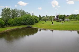 Blick auf einen Teich in einem Park in der Unterkunft Marskferie Tønder in Tønder