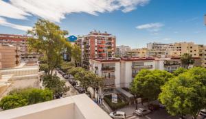 widok na miasto z budynkami i drzewami w obiekcie Stylish 3 Bedroom Penthouse in Marbella Centre with Large Pool close to the Beach w Marbelli