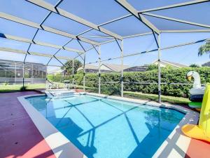 uma piscina interior com telhado em Ariel Private Pool Home Wspa em Orlando