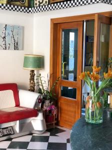 un soggiorno con sedia e tavolo con fiori di Albergo Moderno a Modena