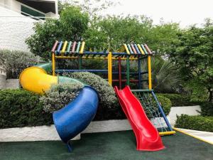 a playground with a slide and red and blue boots at Apartamento Duplex en Santa Marta, Pozos Colorados in Santa Marta