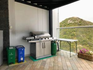 a kitchen with a grill and a table and a window at Apartamento Duplex en Santa Marta, Pozos Colorados in Santa Marta