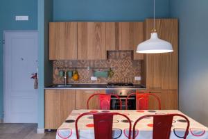 a kitchen with a table with chairs and a stove at B&B Portorosso in Monopoli