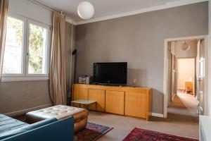 a living room with a tv and a couch at living down town in Bassano del Grappa