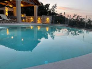 Bazén v ubytovaní Villa Ozias a modern,spacious, swimmig pool villa. alebo v jeho blízkosti