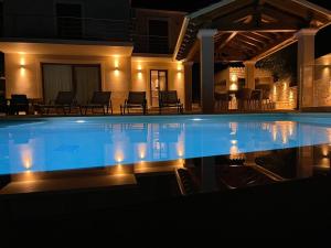 Bazén v ubytovaní Villa Ozias a modern,spacious, swimmig pool villa. alebo v jeho blízkosti