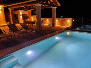 Bazén v ubytovaní Villa Ozias a modern,spacious, swimmig pool villa. alebo v jeho blízkosti