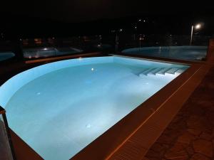 Bazén v ubytovaní Villa Ozias a modern,spacious, swimmig pool villa. alebo v jeho blízkosti