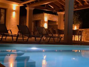 Bazén v ubytovaní Villa Ozias a modern,spacious, swimmig pool villa. alebo v jeho blízkosti