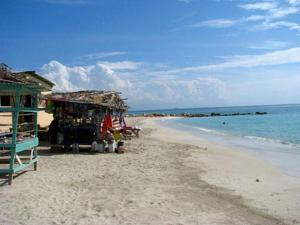 Spanish Town的住宿－Chad's Island Retreat，拥有建筑和海洋的海滩