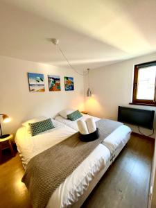 sypialnia z dużym łóżkiem w pokoju w obiekcie Au pied des remparts à Eguisheim w mieście Eguisheim