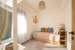 sypialnia z łóżkiem i oknem w obiekcie Irene's Sunny apartment w mieście Kos