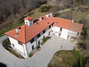una vista aérea de una casa con techo naranja en Cascina Fogona - Sport e Natura en Altare