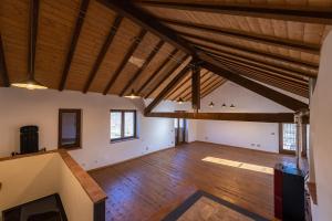 Habitación vacía con techo de madera y suelo de madera. en Cascina Fogona - Sport e Natura en Altare