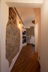 un muro in pietra in una stanza con corridoio di Cascina Fogona - Sport e Natura ad Altare