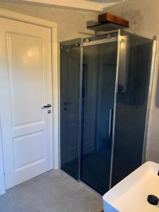 a shower with a glass door in a bathroom at Il Giardino Segreto Gardasee Ferienhaus in Manerba del Garda +26 photos