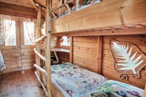 Postel nebo postele na pokoji v ubytování Treehouse Křemílek