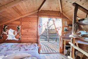 Postel nebo postele na pokoji v ubytování Treehouse Křemílek