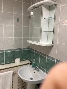 y baño con lavabo y espejo. en Abingdon Owner Apartment 19, en Ryde