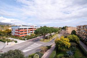 uma vista aérea de uma rua da cidade com um edifício em Nice Studio With Balcony At 7 Min From The Beach em Bormes-les-Mimosas