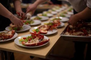 linia talerzy żywności na stole w obiekcie Hummeren Hotel w mieście Tananger