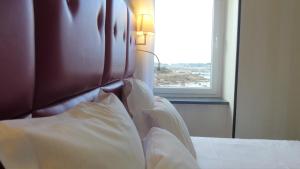 Postel nebo postele na pokoji v ubytování Logis Hôtel Saint Guirec Et De La Plage