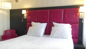 Postel nebo postele na pokoji v ubytování Logis Hôtel Saint Guirec Et De La Plage