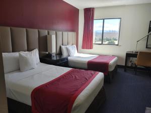 Postel nebo postele na pokoji v ubytování Hotel Pigeon Forge