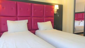 Postel nebo postele na pokoji v ubytování Logis Hôtel Saint Guirec Et De La Plage
