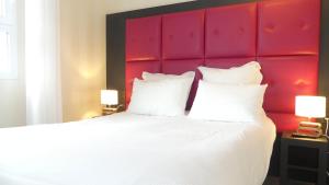 Postel nebo postele na pokoji v ubytování Logis Hôtel Saint Guirec Et De La Plage