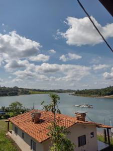 a house with a view of a river at Suítes Ponta do Sol (Trator) in Capitólio