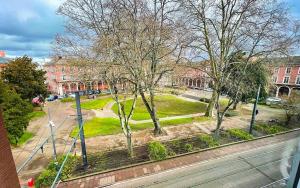 a view of a park with trees and a building at Chambres privées -Private room- dans un spacieux appartement - 100m2 centre proche gare in Mulhouse