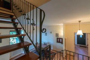 soggiorno con scala a chiocciola e soggiorno di Casa Vacanze Montedoro a Montefiascone