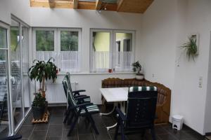 Zimmer mit einem Tisch, Stühlen und Fenstern in der Unterkunft Schwarzenbacher in Lungötz