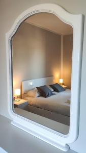 1 dormitorio con 1 cama en el espejo en Da Vinci's House, a due passi dalla Reggia, en Venaria Reale