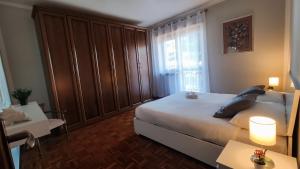 Un dormitorio con una cama grande y una ventana en Da Vinci's House, a due passi dalla Reggia, en Venaria Reale