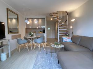 ein Wohnzimmer mit einem Sofa und einem Esszimmer in der Unterkunft Ferienappartements Bergen in Steinhude