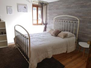 1 dormitorio con 1 cama con marco de metal en Maison traditionnelle en Lozère, en Saint-Saturnin-de-Tartaronne