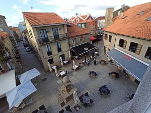 an overhead view of a courtyard with tables and chairs at Atico C&E Cambados in Cambados