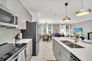 Una cocina con encimeras blancas y un refrigerador negro. en 4200 Paragraph Drive, en Kissimmee