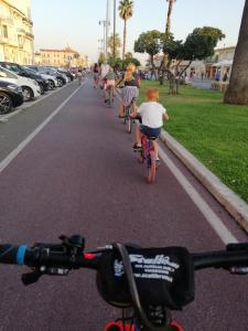 een groep mensen die fietsen in een straat bij Chalet in Toskana Viareggio Italie nabij Zee, Strand, Airconditioning, Zwembad, Wifi in Viareggio