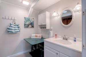 un bagno con lavandino e specchio di Beachside snowbird escape with fenced yard & washer/dryer - walk to beach access a Baptist Medical Center/Beaches Heliport Altre 33 foto