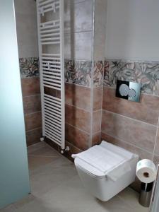 W pokoju znajduje się łazienka z białą toaletą. w obiekcie suite room malpensa b&b w mieście Cardano al Campo