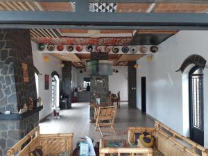 URUGANO VIRUNGA PALACE في Nyarugina: مطبخ وغرفة معيشة مع موقد حجري