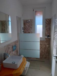 suite room malpensa b&b في كاردانو آل كامبو: حمام به مرحاض أبيض ومغسلة