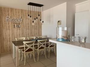 eine Küche mit Esstisch und Stühlen in der Unterkunft MIRAMAR Zeedijk 168 Blankenberge in Blankenberge