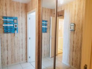 einen Flur mit holzgetäfelten Wänden und einem Spiegel in der Unterkunft MIRAMAR Zeedijk 168 Blankenberge in Blankenberge + 20 Fotos